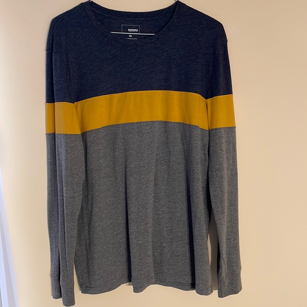 Long sleeve casual tee.